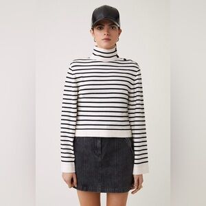 Suncoo Paris like new 🔥
Classic high-neck sweater in ecru and black stripes